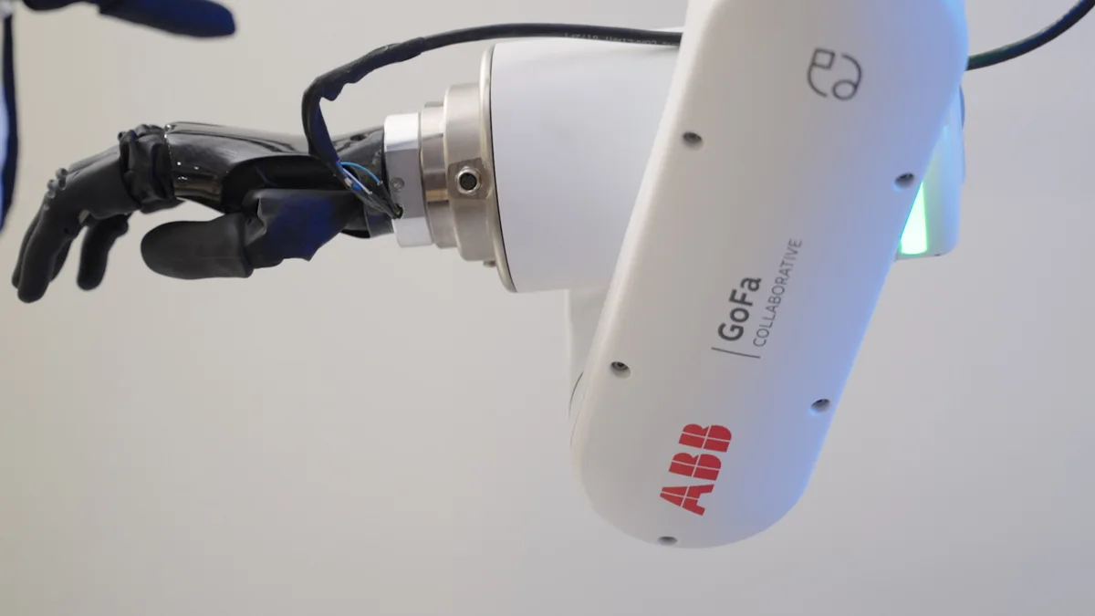 義手がロボットに“感触”を教える！人間の繊細な握りを再現へ