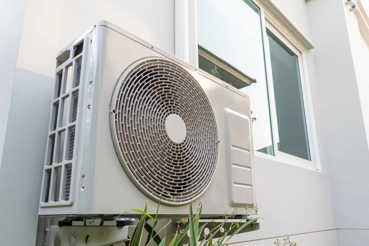 エアコン室外機カバーで逆に電気代爆上がり？43℃超え故障リスクも