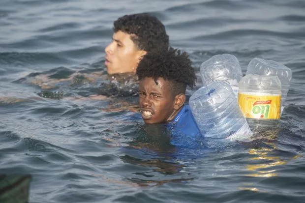 6万人が一気に越境、死者57人…スペイン領セウタで何が起きてる