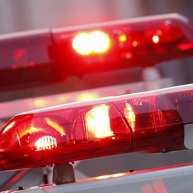 線路に寝そべって電車止め、車両下の隙間からスルリ…老人の背格好で逃走中