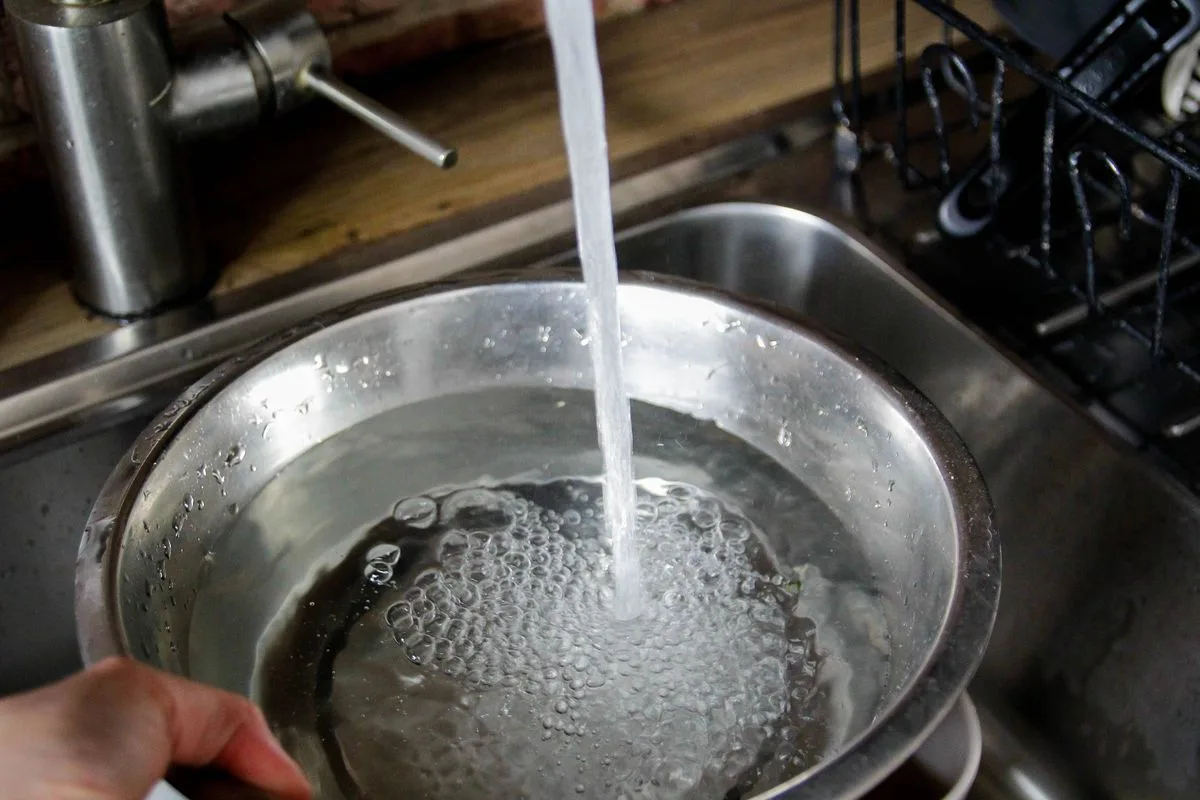 イギリスで話題沸騰！窓辺に置くだけの「水の器」が熱帯夜に効くって本当？