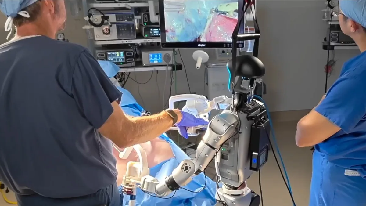 ロボット外科医が世界初の手術成功！身長150cm・体重27kgの「Surgie」が胆のう摘出